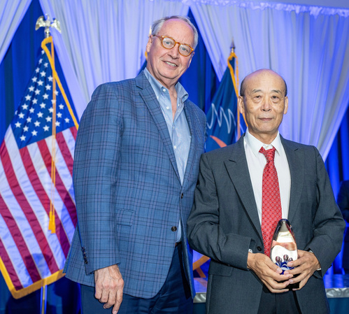 Minghe Sun Receiving Award from UTSA President Taylor Eighmy