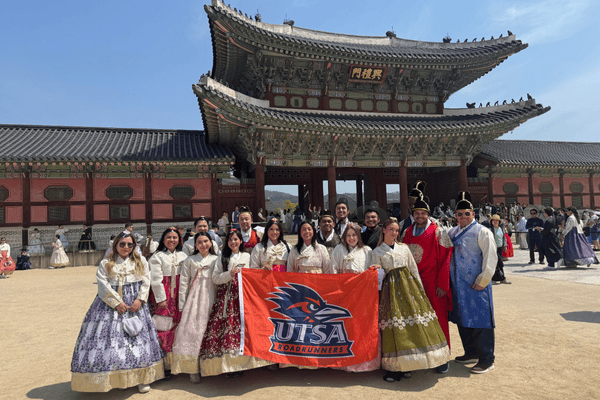 Summer '25 business students in South Korea